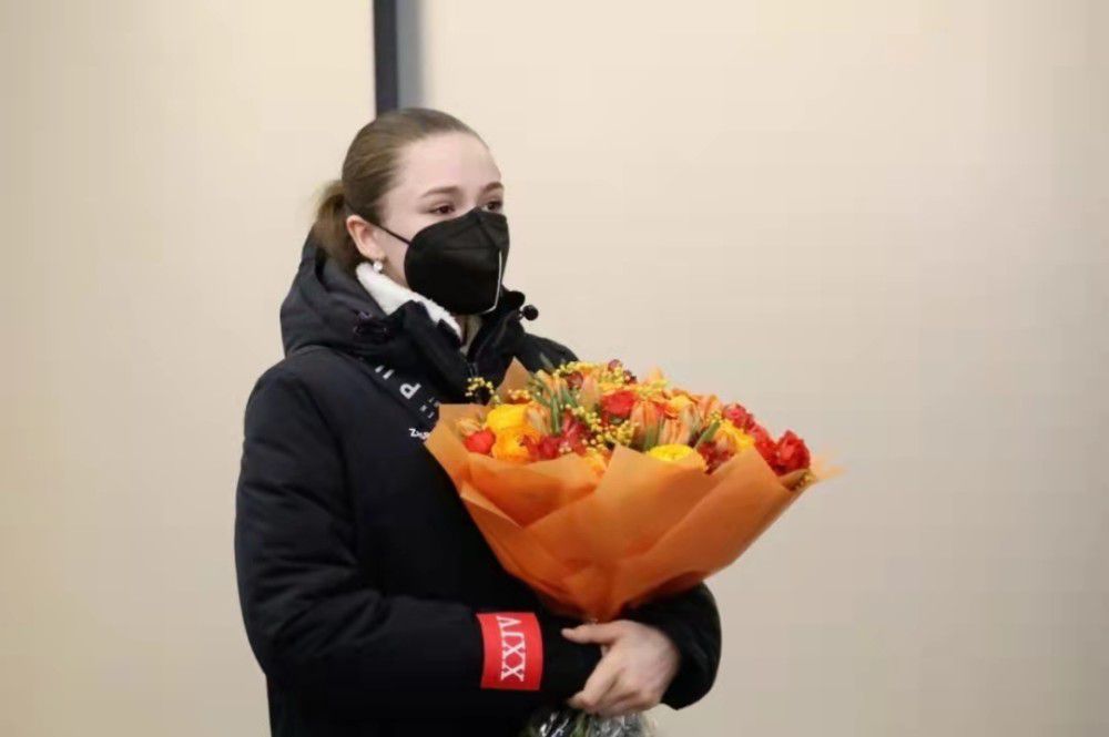 就连小战士给他搬椅子这种小事，他也是坚决不搞特殊化，来了就是干活来了，剧组上下一视同仁